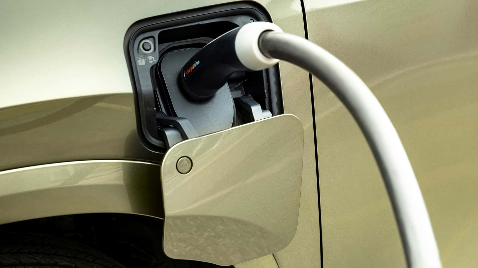 Laadpoort van de NX 450h+ met CCS/NACS-kabel