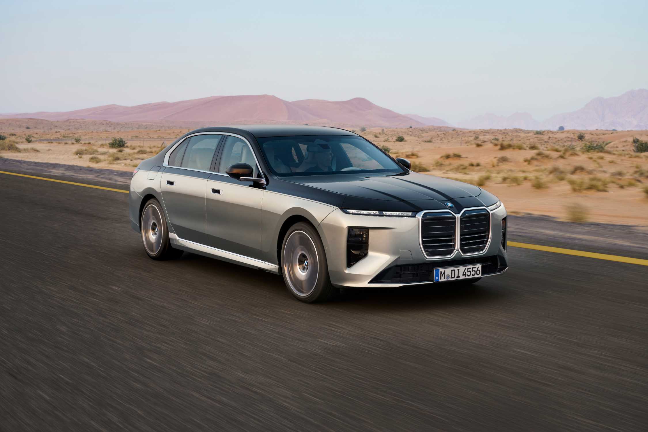BMW 7 Serie Sedan rijdend, plug-in hybride uitvoering
