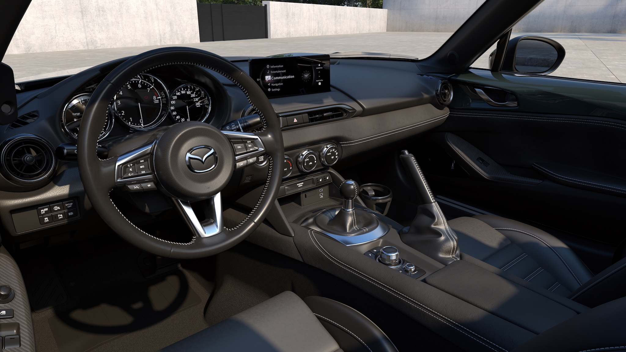 Interieur van de Mazda MX-5 met dashboard en versnellingspook