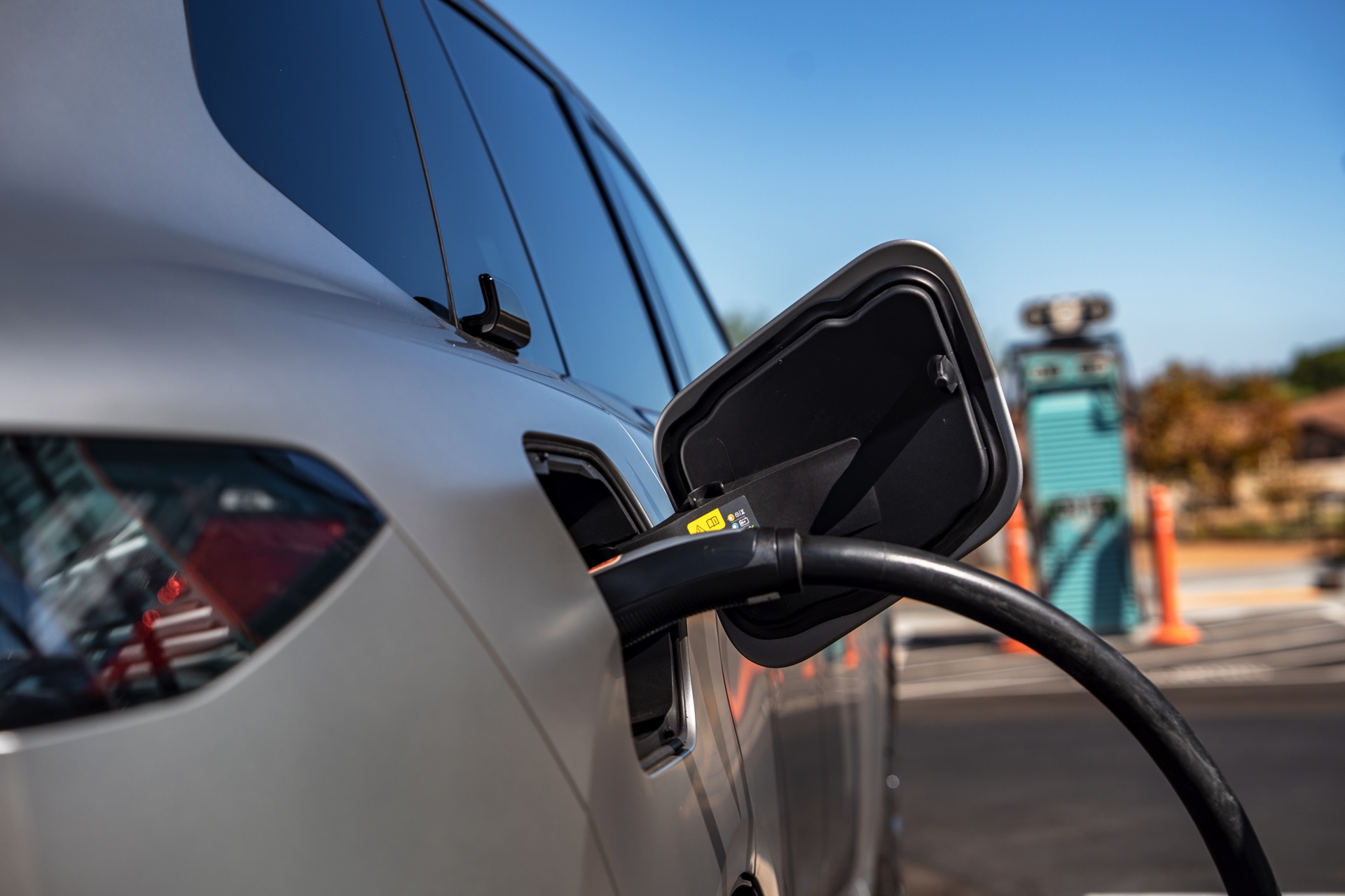 Laadaansluiting van de BMW iX5 tijdens het snelladen