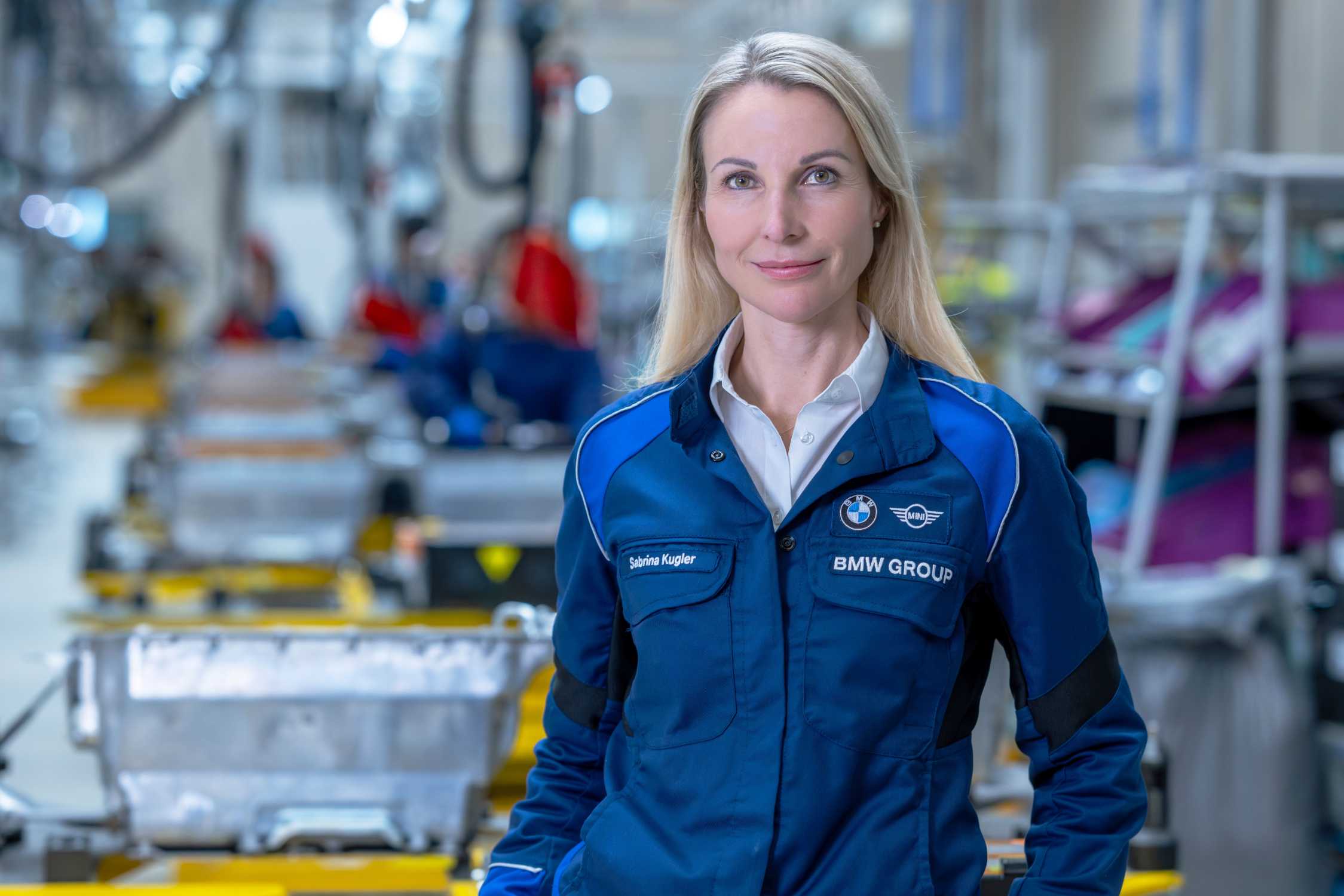 Medewerker van BMW Group bij de batterijlijn