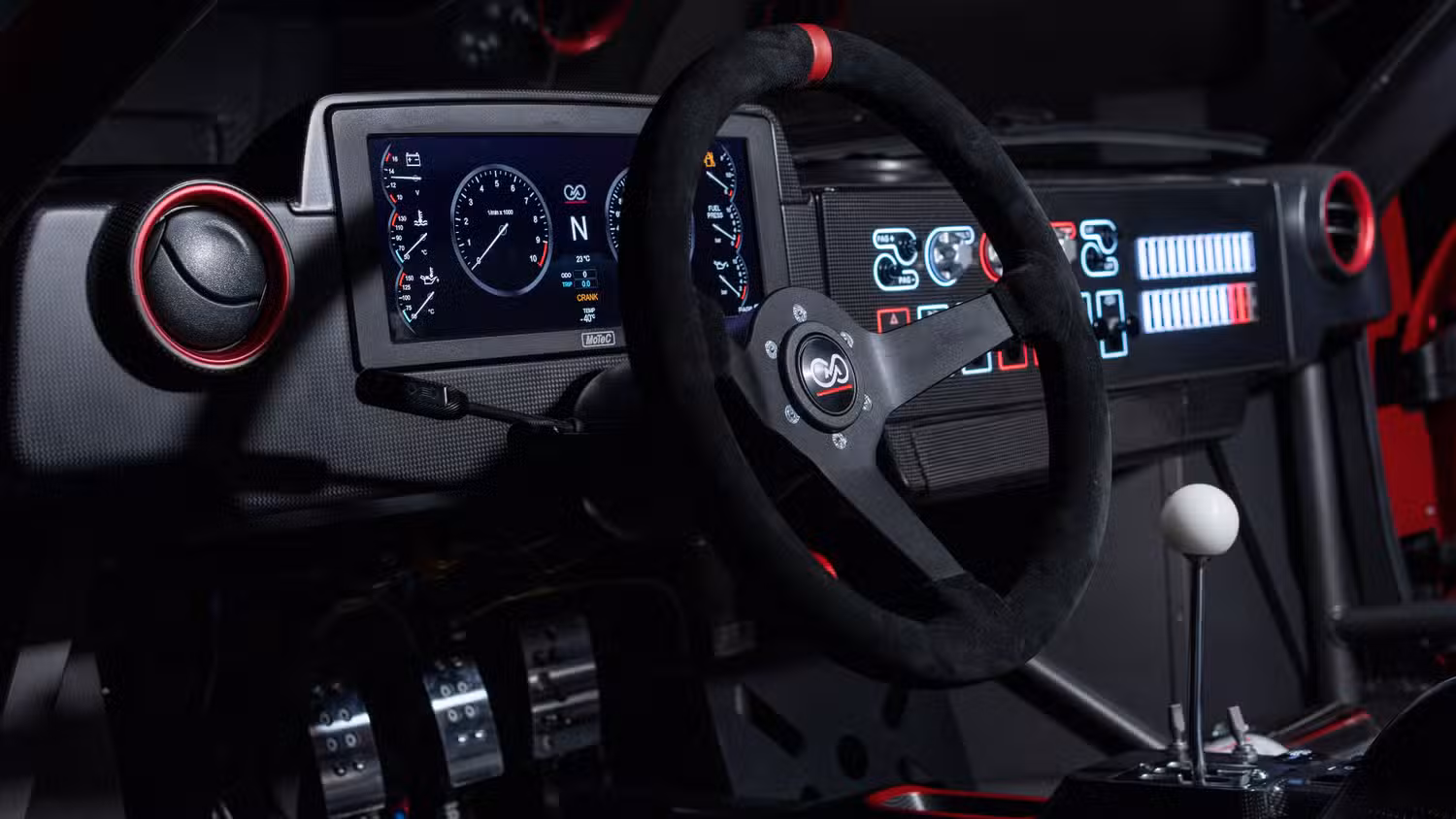 Interieur met digitaal scherm en dog-leg-versnellingsbak