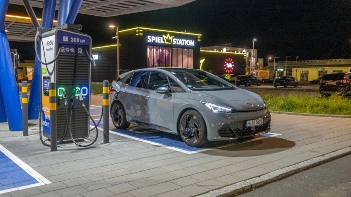 Cupra Born tijdens opladen aan snellaadstation