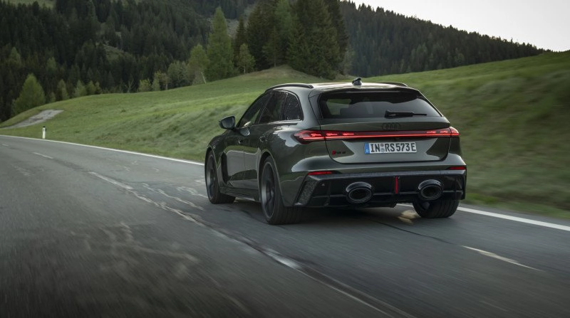 Audi Q4 e-tron in beweging, achteraanzicht