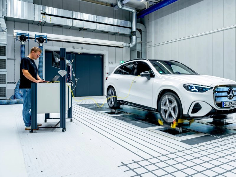 Test van een elektrische Mercedes-Benz GLC in de fabriek