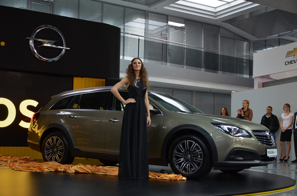 Столичное автошоу 2013 — девушки, презентация моделей Opel, Opel Insignia Countru Tourer, фото 1