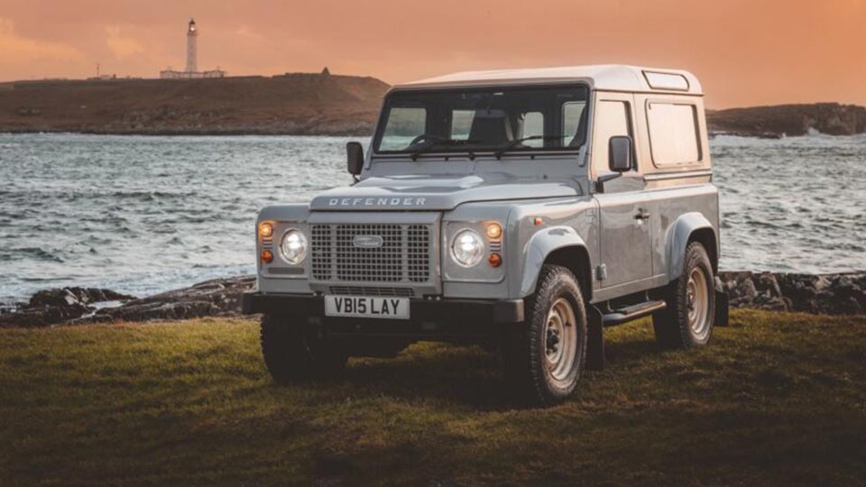 Allradantrieb und eine Flasche Whisky: Der klassische Land Rover Defender  kehrt mit 30 werkseitig restaurierten Sondermodellen zurück, die jeweils  über 290.000 Dollar kosten
