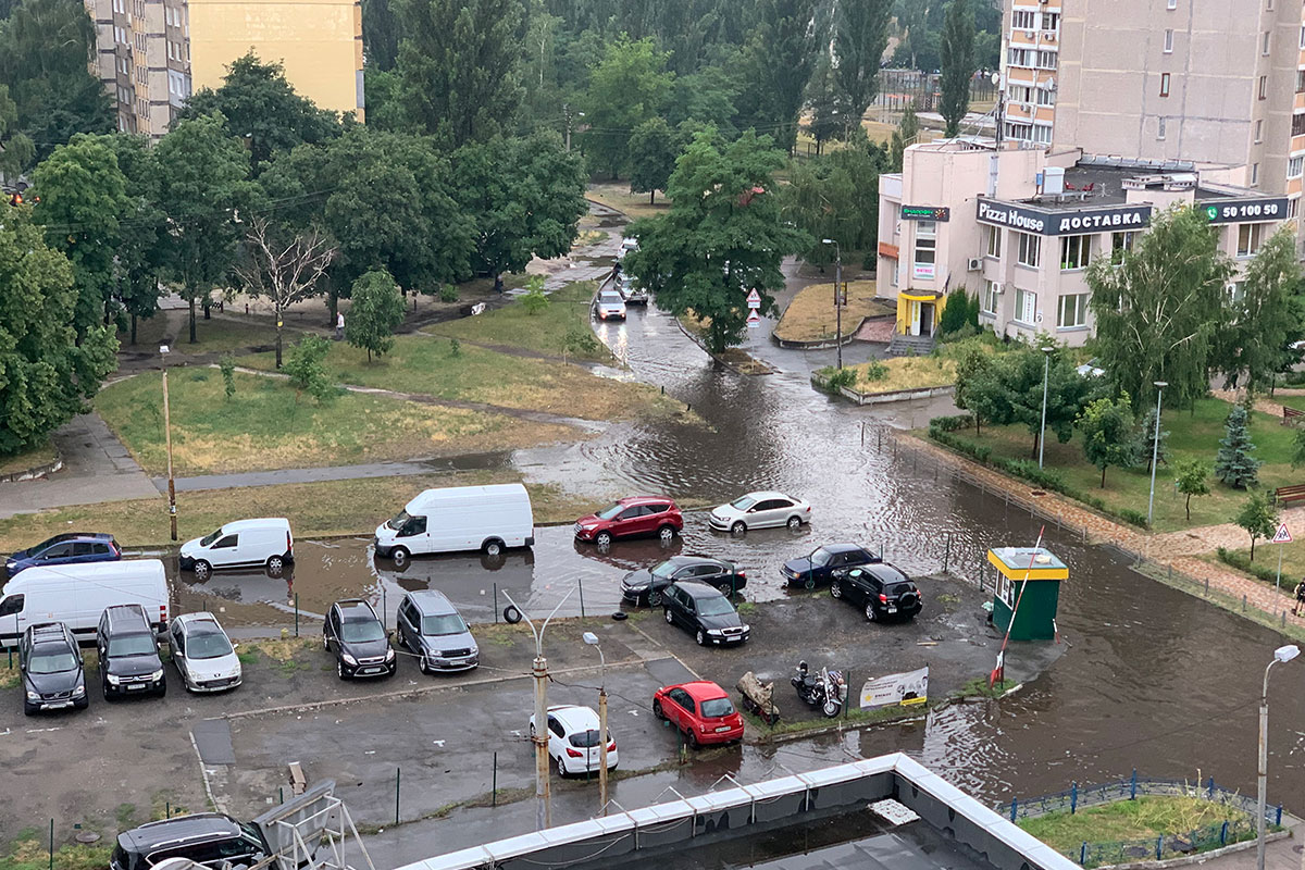 В Киеве за пол часа выпала недельная норма осадков. Машины плавают,  подземные переходы и станции метро затоплены